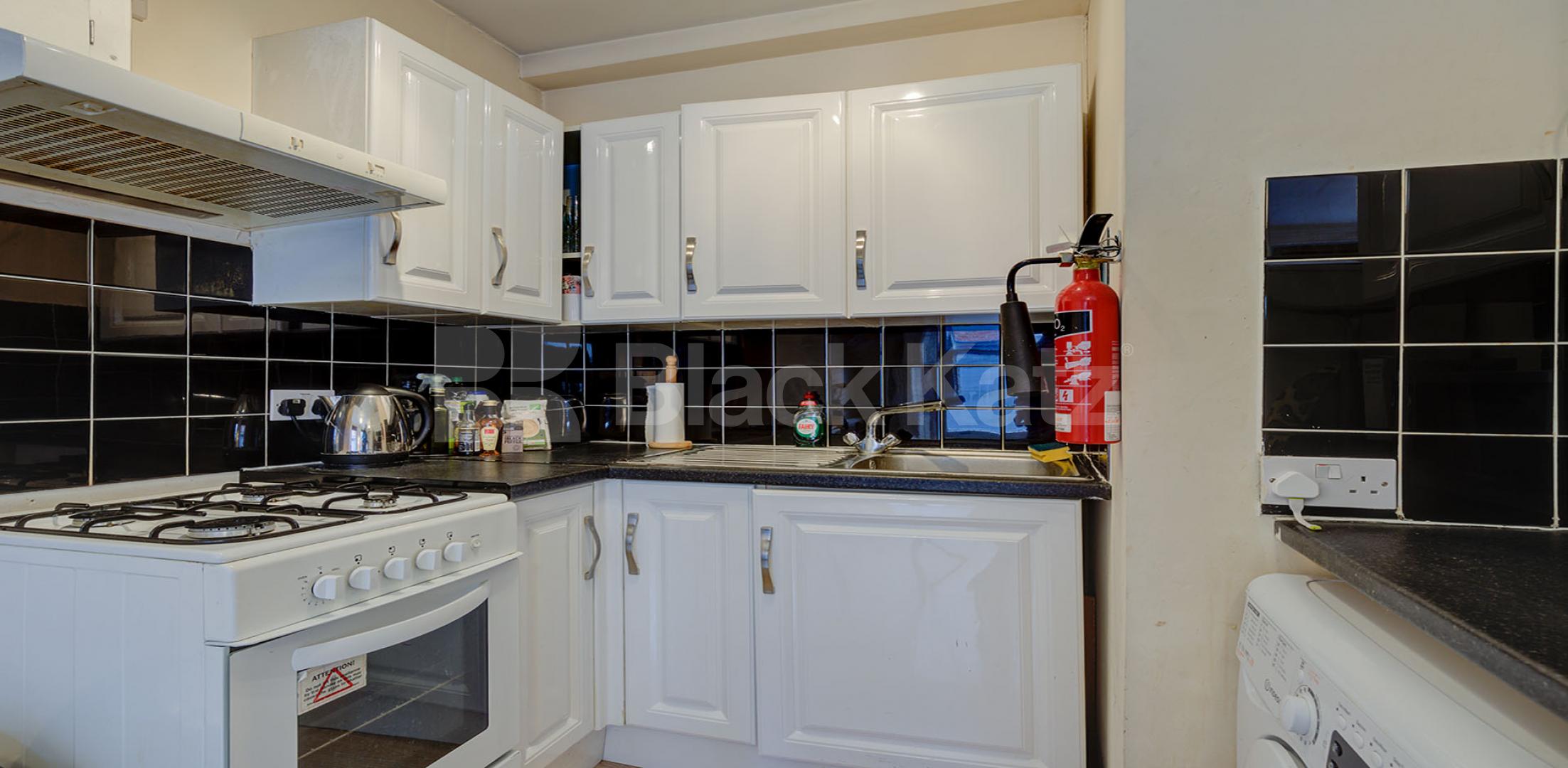 Spacious studio amazing location modern kitchen mins to tube & shops Abingdon Road, High Street Kensington